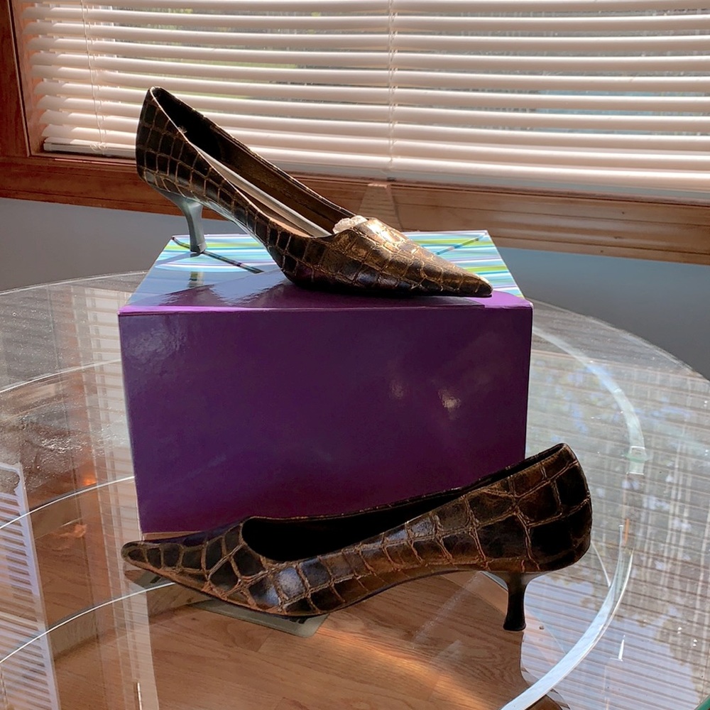 E-Motion, Gold tone, Crocodile Pattern Pumps